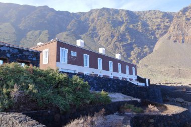 Balneario Pozo de la Salud, El Hierro, İspanya 'daki Kanarya Adaları - 08 Aralık 2024: Kaplıca, açık havuz ve okyanus manzaralı teras manzaralı modern otel manzarası