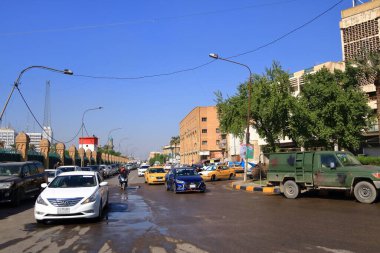 Bağdat, Irak 'ta Bağdat - 15 Kasım 2024: Her gün sokaklardaki arabalarla, Meydan Meydanı yakınlarında