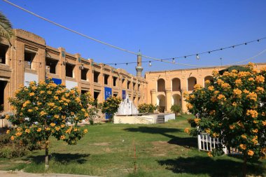 Bağdat, Irak 'ta Bağdat - 15 Kasım 2024: Tigris Nehri' ndeki El Kahire Sarayı 'nın (Qushla) dış manzarası