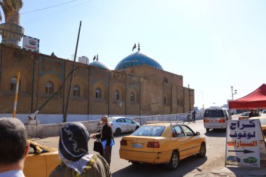 Bağdat, Irak 'ta Bağdat - 15 Kasım 2024: Her gün sokaklarda arabalarla, Martyr Köprüsü' nün yakınında