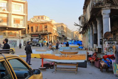 Bağdat, Irak 'ta Bağdat - 15 Kasım 2024: Her gün sokaklardaki arabalar, Rashid Caddesi ve Al-Meydan Meydanı yakınlarındaki konum