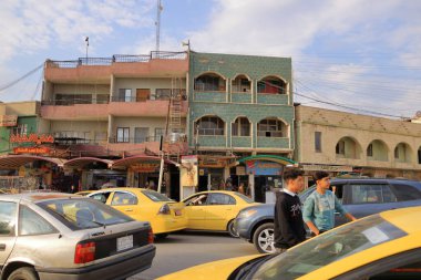 Musul, Irak Mussolosu - 17 Kasım 2024: Musul kentinde trafik ve sokak yaşamı