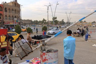 Musul, Irak Mussolosu - 17 Kasım 2024: Musul kentinde trafik ve sokak yaşamı