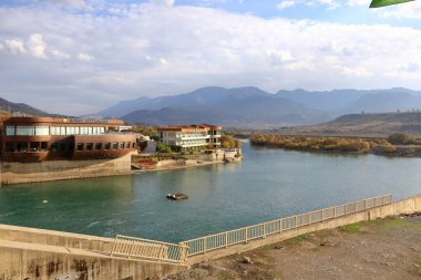Rubar, Kürdistan, Irak - 19 Kasım 2024: Büyük Zab Nehri 'ndeki turizm beldesi