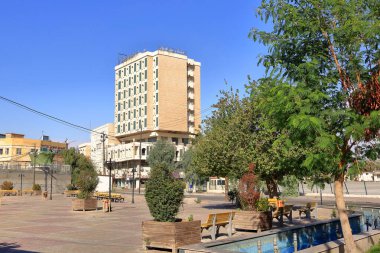 Erbil, Erbil, Kürdistan, Irak - 20 Kasım 2024: Güneşli bir günde şehrin sokakları ve binaları