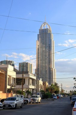 Erbil, Erbil, Kürdistan, Irak - 20 Kasım 2024: Güneşli bir günde şehrin sokakları ve binaları