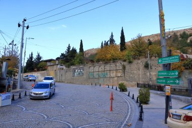 Shaqlawa, Irak 'taki Kürdistan - 21 Kasım 2024: Bulutlu bir günde küçük şehrin sokakları