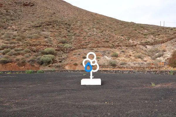 İspanya 'nın Kanarya Adaları, Puerto de la Estaca yakınlarındaki Sabina de El Hierro Anıtı' nın karşısındaki modern bir anıt.