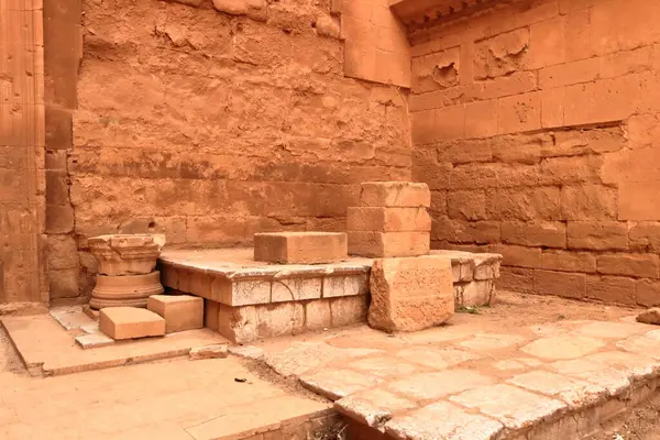 Irak 'ta Hatra, Yukarı Mezopotamya' da antik şehir bugün Doğu Ninova Valiliği 'nde yer almaktadır.