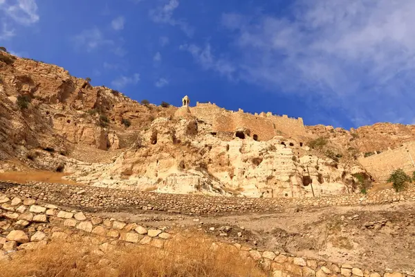 Irak 'taki Kürdistan' ın Hristiyan şehri Alqosh 'taki Rabban Hormizd Manastırı' na bakın.