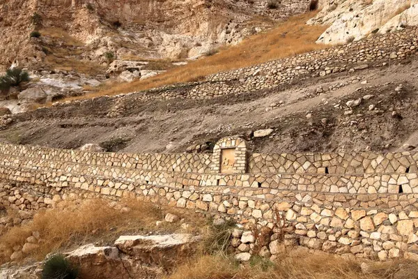 Irak 'taki Kürdistan' ın Hristiyan şehri Alqosh 'taki Rabban Hormizd Manastırı' na bakın.