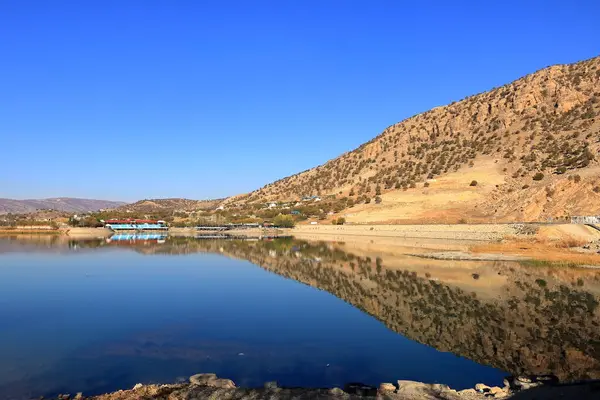 Erbil ve Dohuk Gölü arasındaki Smaquli Resort çevresindeki manzara, Kürdistan, Irak