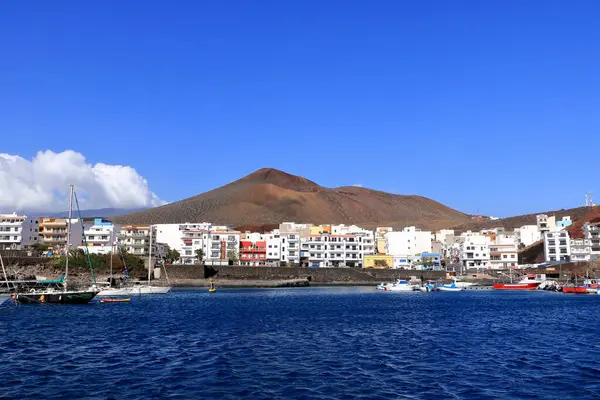 La Restinga, El Hierro, İspanya 'daki Kanarya Adaları - Aralık 04 2024: öğlen köyün limanı