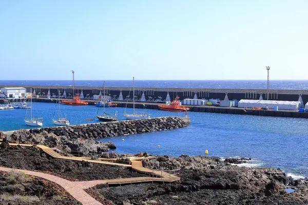La Restinga, El Hierro, İspanya 'daki Kanarya Adaları - Aralık 04 2024: köyün limanındaki deniz kurtarma botu