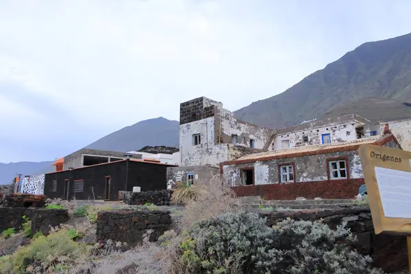 Pozo de la Salud, El Hierro, İspanya 'daki Kanarya Adaları - 08 Aralık 2024: Deniz kıyısındaki küçük köydeki terk edilmiş kır evleri
