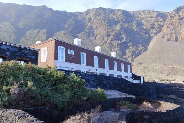 Balneario Pozo de la Salud, El Hierro, İspanya 'daki Kanarya Adaları - 08 Aralık 2024: Kaplıca, açık havuz ve okyanus manzaralı teras manzaralı modern otel manzarası