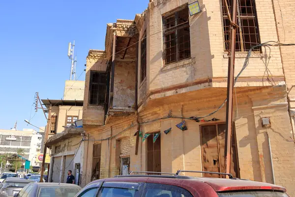 Bağdat, Irak 'ta Bağdat - 15 Kasım 2024: Her gün sokaklardaki arabalarla, Meydan Meydanı yakınlarında