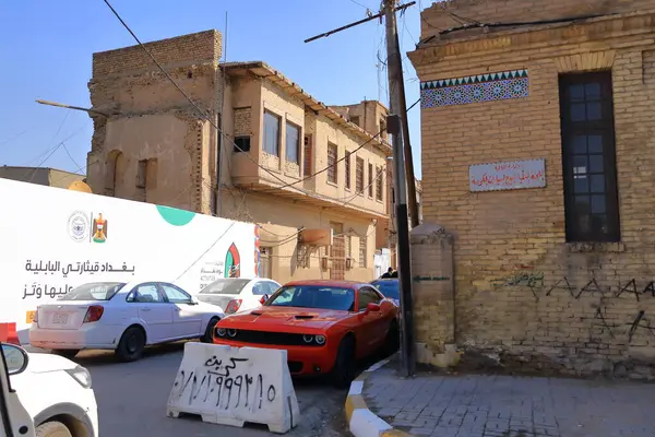 Bağdat, Irak 'ta Bağdat - 15 Kasım 2024: Her gün sokaklardaki arabalarla, Meydan Meydanı yakınlarında
