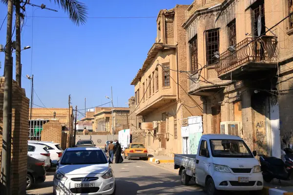 Bağdat, Irak 'ta Bağdat - 15 Kasım 2024: Her gün sokaklardaki arabalarla, Sarai Meydanı yakınlarında