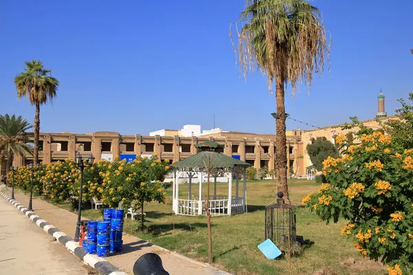 Bağdat, Irak 'ta Bağdat - 15 Kasım 2024: Tigris Nehri' ndeki El Kahire Sarayı 'nın (Qushla) dış manzarası