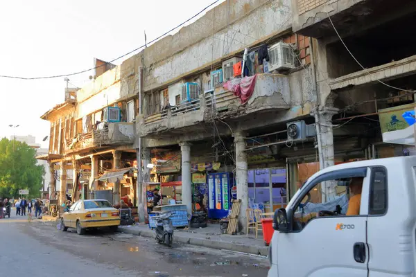 Bağdat, Irak 'ta Bağdat - 15 Kasım 2024: Her gün sokaklardaki arabalarla, Rashid Caddesi yakınlarındaki bir yerde