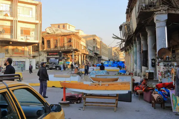 Bağdat, Irak 'ta Bağdat - 15 Kasım 2024: Her gün sokaklardaki arabalar, Rashid Caddesi ve Al-Meydan Meydanı yakınlarındaki konum