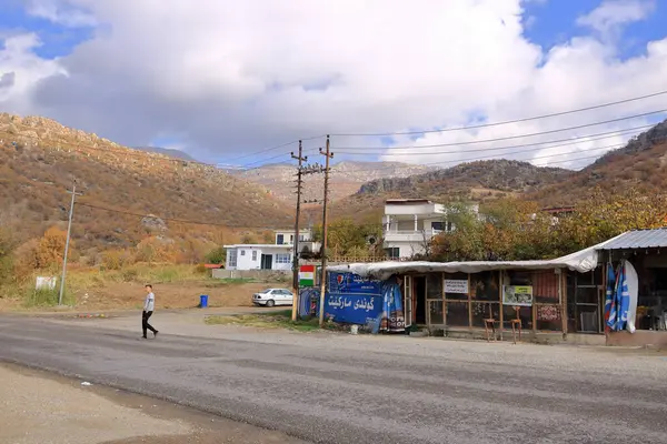 Amediye, Amedi, Irak 'ta Kürdistan - 19 Kasım 2024: Irak Kürdistan bölgesinde yüksek dağlara giden yol