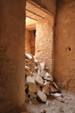 Irak 'ın Samarra kentindeki Ana Halifelik Sarayı' nın yenilenmesi, Arapça 'da Dar el Hilafet (Halifeliğin Abode of the Halife) veya Halife Sarayı (Halife Sarayı) olarak bilinir.)