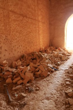 Irak 'ın Samarra kentindeki Ana Halifelik Sarayı' nın yenilenmesi, Arapça 'da Dar el Hilafet (Halifeliğin Abode of the Halife) veya Halife Sarayı (Halife Sarayı) olarak bilinir.)