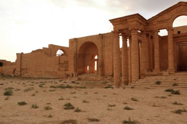 Irak 'ta Hatra, Yukarı Mezopotamya' da antik şehir bugün Doğu Ninova Valiliği 'nde yer almaktadır.