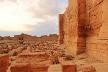 Irak 'ta Hatra, Yukarı Mezopotamya' da antik şehir bugün Doğu Ninova Valiliği 'nde yer almaktadır.