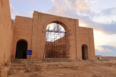 Irak 'ta Hatra, Yukarı Mezopotamya' da antik şehir bugün Doğu Ninova Valiliği 'nde yer almaktadır.