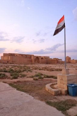 Irak 'ta Hatra, Yukarı Mezopotamya' da antik şehir bugün Doğu Ninova Valiliği 'nde yer almaktadır.