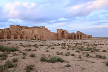 Irak 'ta Hatra, Yukarı Mezopotamya' da antik şehir bugün Doğu Ninova Valiliği 'nde yer almaktadır.