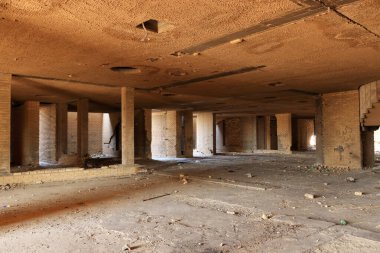 Bağdat yakınlarındaki Kontes, Irak 'taki Bağdat, Ktesifon Sarayı' nın ya da Tak-Kisra 'nın karşısındaki binada Saddam Hüseyin' in sinema, propaganda ve kültür merkezi olarak kullanıldı.