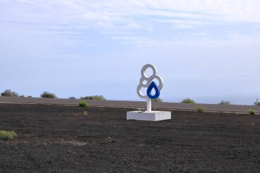 İspanya 'nın Kanarya Adaları, Puerto de la Estaca yakınlarındaki Sabina de El Hierro Anıtı' nın karşısındaki modern bir anıt.