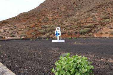 İspanya 'nın Kanarya Adaları, Puerto de la Estaca yakınlarındaki Sabina de El Hierro Anıtı' nın karşısındaki modern bir anıt.