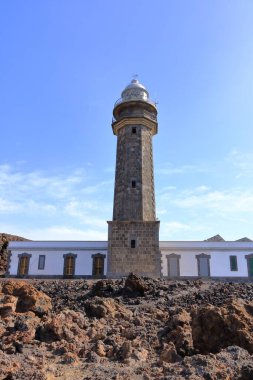 El Faro de Punta Orchilla deniz feneri kırmızı volkanik manzaralı, El Hierro, İspanya 'da Kanarya Adaları