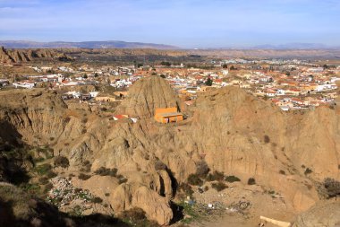 Guadix 'teki Barrio de Cuevas' ın havadan görünüşü, İspanya 'daki Mirador del Cerro de la Bala' dan Andalucia 'daki mağara evleri.