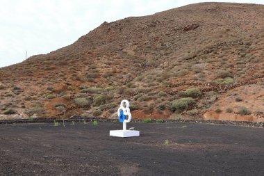 İspanya 'nın Kanarya Adaları, Puerto de la Estaca yakınlarındaki Sabina de El Hierro Anıtı' nın karşısındaki modern bir anıt.