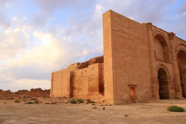 Irak 'ta Hatra, Yukarı Mezopotamya' da antik şehir bugün Doğu Ninova Valiliği 'nde yer almaktadır.