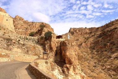 Irak 'taki Kürdistan' ın Hristiyan şehri Alqosh 'taki Rabban Hormizd Manastırı' na bakın.