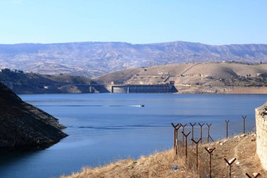 Kuzey Irak, Kürdistan 'da güzel dağları olan Dokan Dukan Gölü