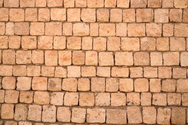 Tuğla duvar dokusu. Turuncu sarı kırmızı tuğla bina duvarı, Irak, Orta Doğu