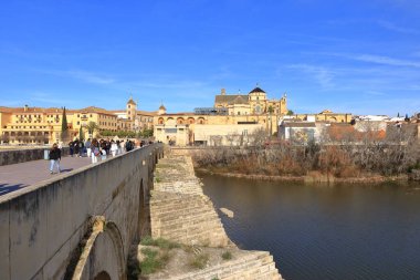 İspanya 'daki Cordoba, Endülüs - 13 Şubat 2025: Puente Romano' daki Mezquita-Katedrali 'ne bakın.