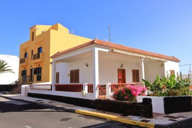 La Caleta, El Hierro, İspanya 'daki Kanarya Adaları - Aralık 04 2024: Deniz kıyısındaki güzel köyde küçük evler