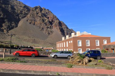Balneario Pozo de la Salud, El Hierro, İspanya 'daki Kanarya Adaları - 08 Aralık 2024: Kaplıca, açık havuz ve okyanus manzaralı teras manzaralı modern otel manzarası