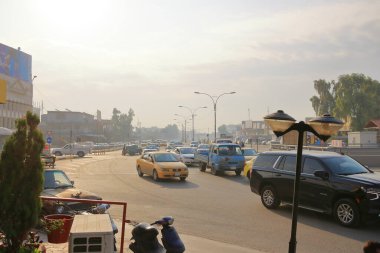 Musul, Irak Mussolosu - 17 Kasım 2024: Musul kentinde trafik ve sokak yaşamı