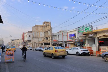 Musul, Irak Mussolosu - 17 Kasım 2024: Musul kentinde trafik ve sokak yaşamı
