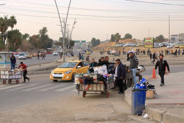 Musul, Irak Mussolosu - 17 Kasım 2024: Musul kentinde trafik ve sokak yaşamı